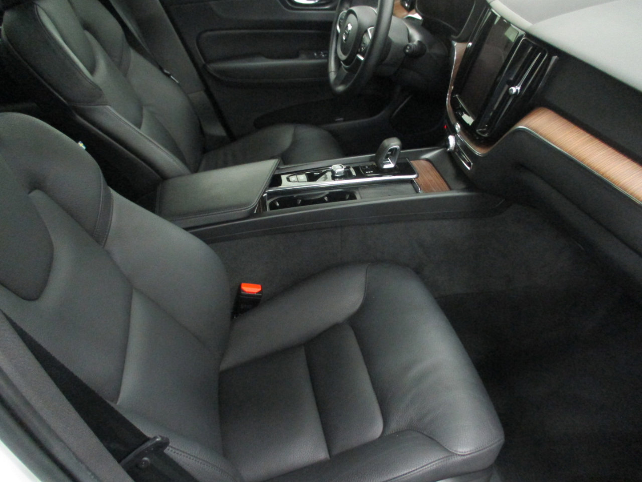 Used 2022 Volvo XC60 B5 Momentum image 14