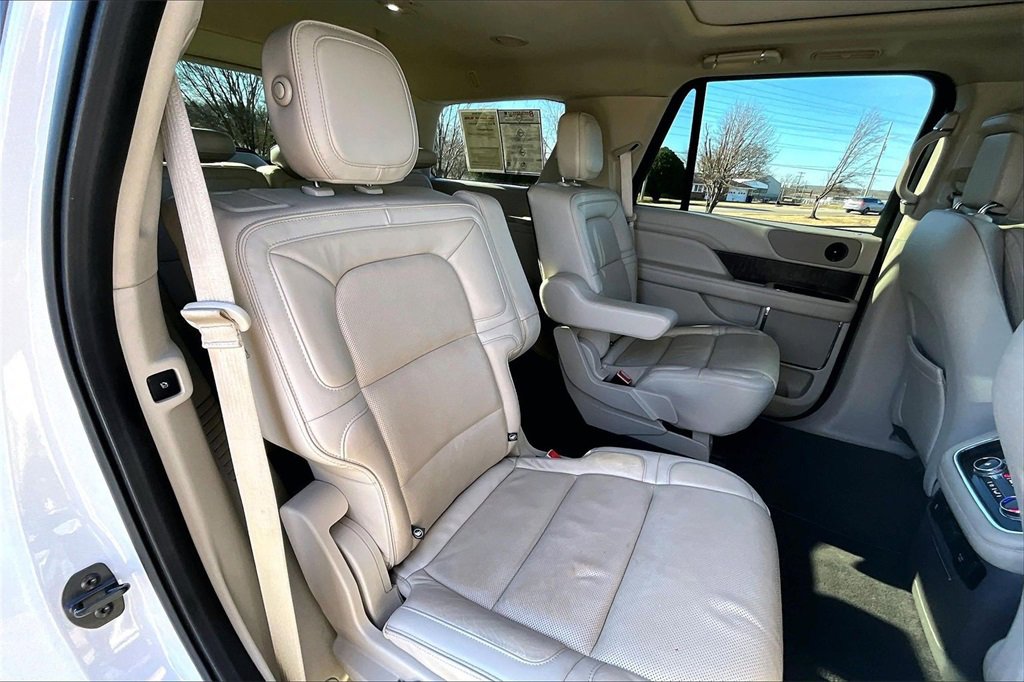 Used 2019 Lincoln Navigator Select image 24