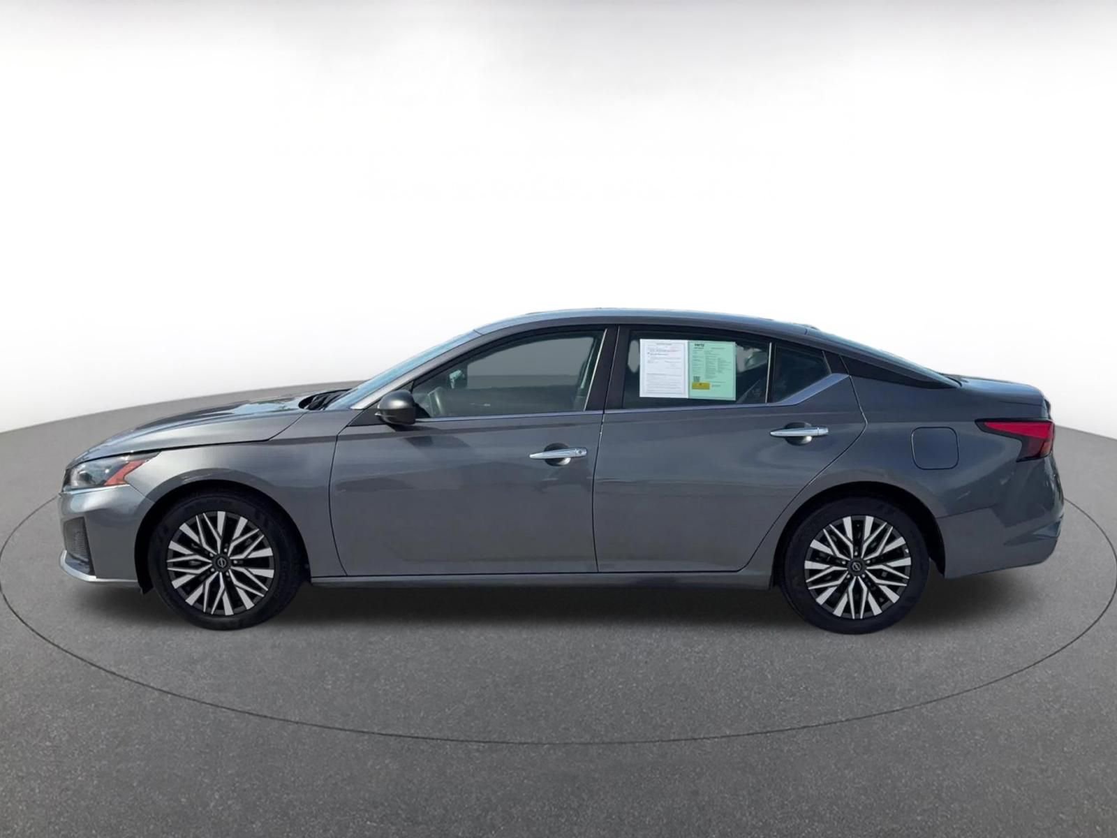 Used 2025 Nissan Altima 2.5 SV FWD image 9