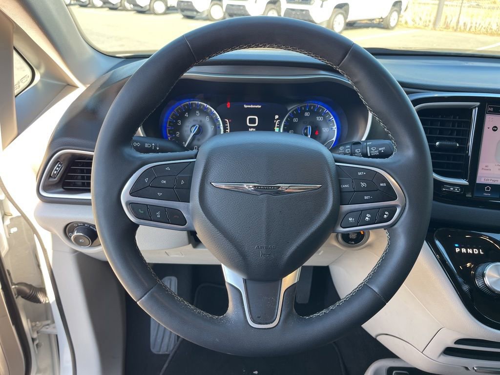 Used 2023 Chrysler Pacifica Touring-L image 16