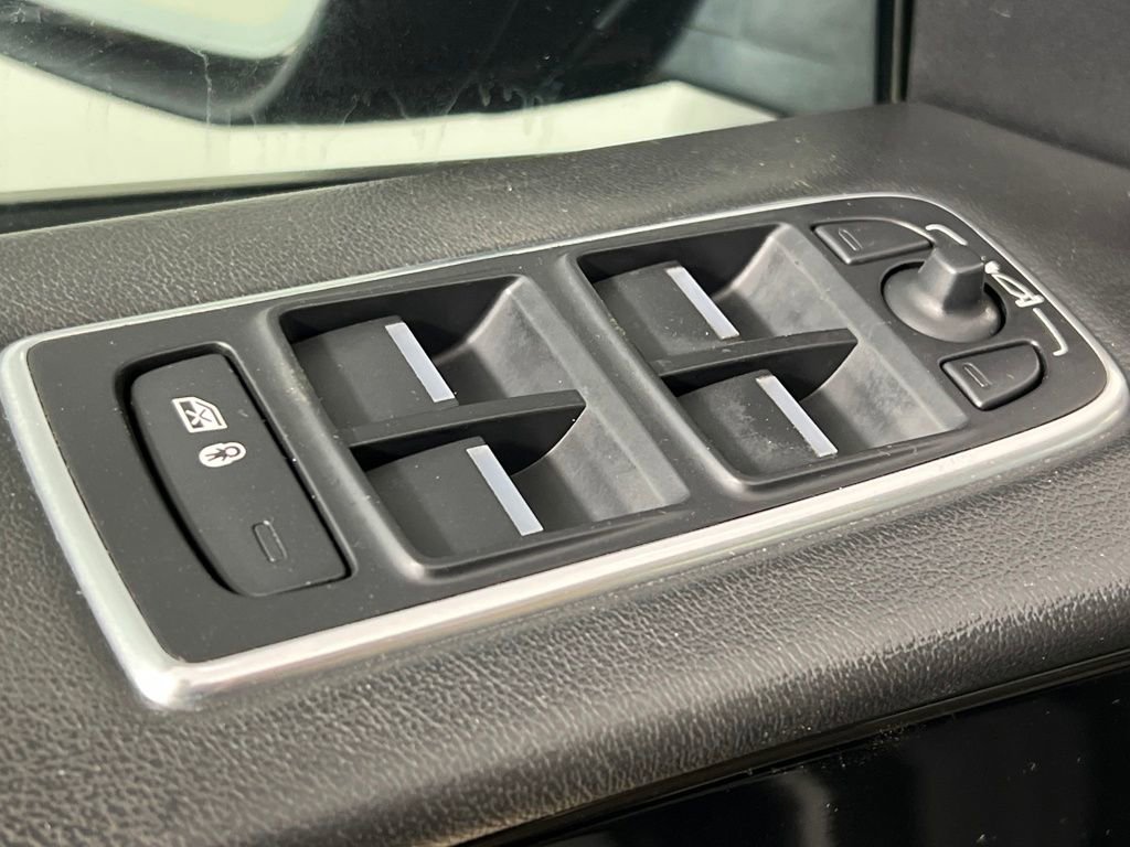 Used 2017 Jaguar F-PACE Premium image 22