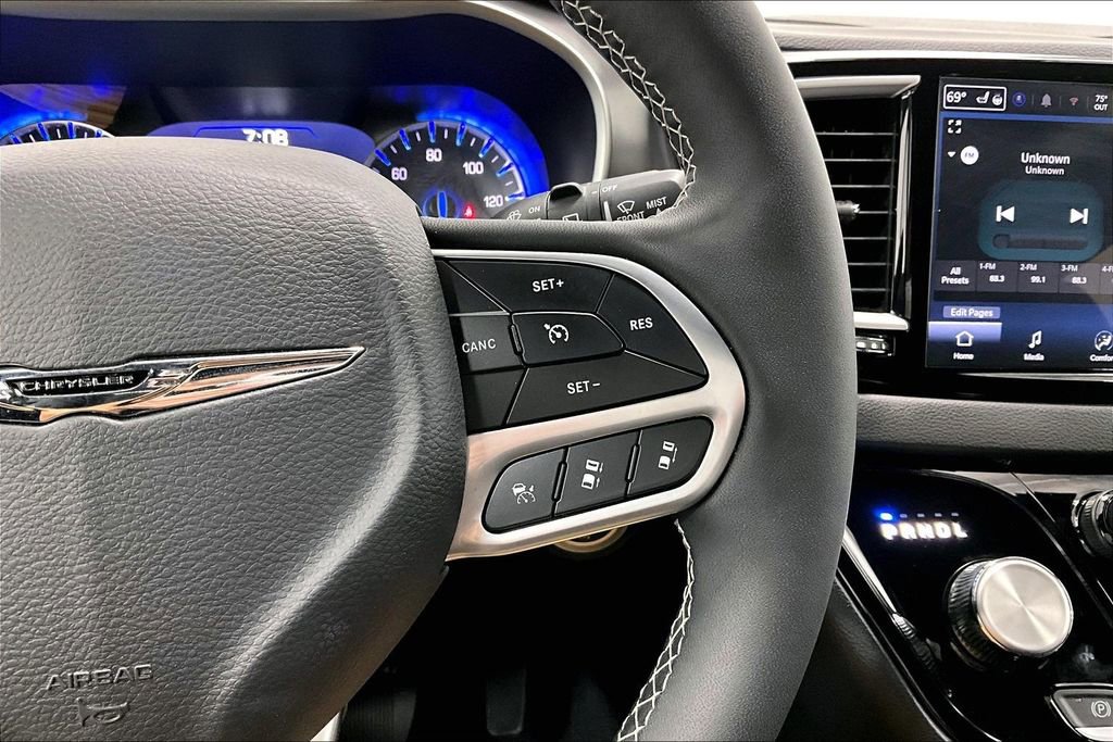 Used 2026 Chrysler Pacifica Select FWD image 24