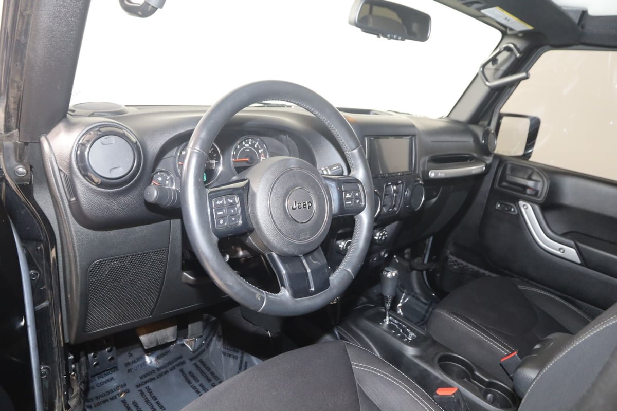 Used 2015 Jeep Wrangler Unlimited Sahara w/ Connectivity Group AWD/4WD image 23