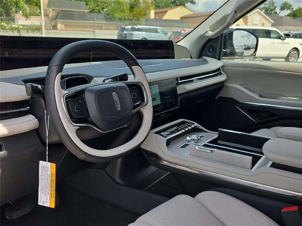 New 2026 Lincoln Navigator Premiere AWD/4WD image 16