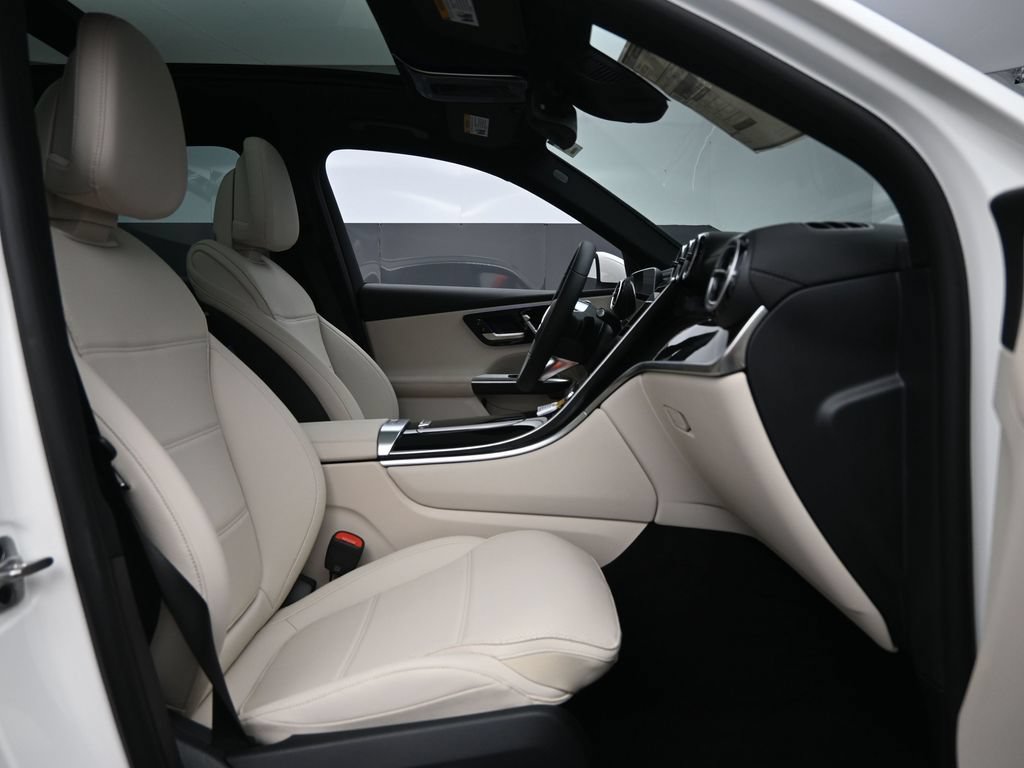 Used 2025 Mercedes-Benz GLC 300 4MATIC image 32