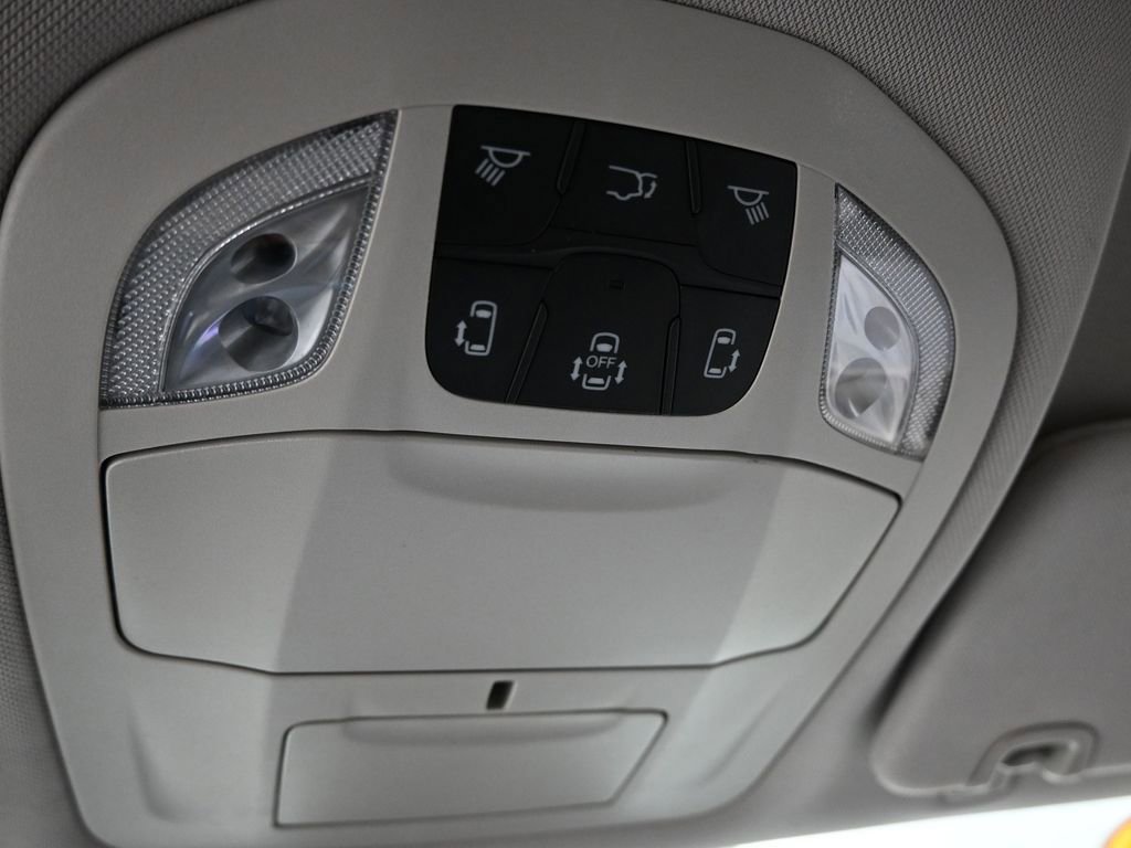 Used 2023 Chrysler Voyager LX image 34