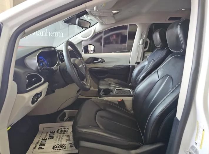 Used 2024 Chrysler Pacifica Touring-L FWD image 7