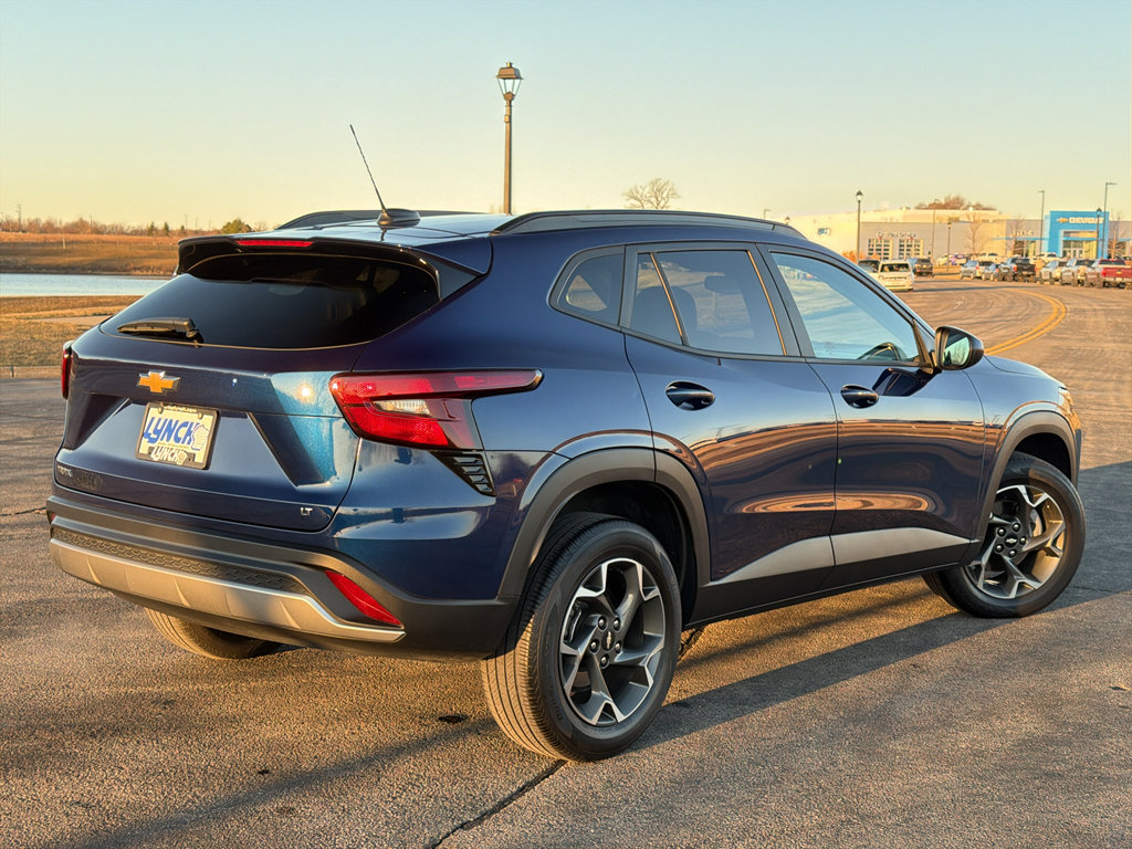 Used 2024 Chevrolet Trax LT w/ Sunroof Package image 4