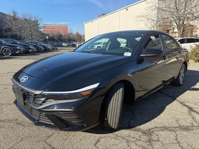 Certified 2025 Hyundai Elantra SE image 3