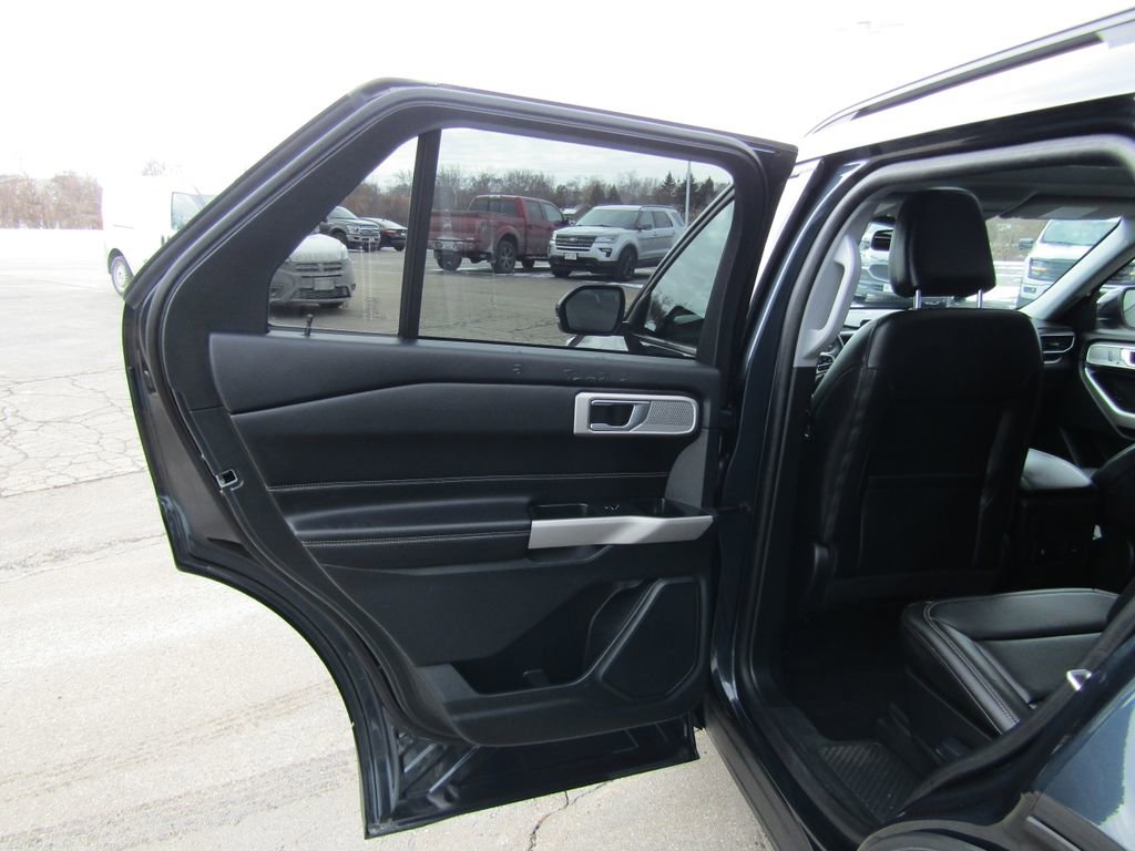 Used 2024 Ford Explorer XLT w/ Equipment Group 202A AWD/4WD image 40