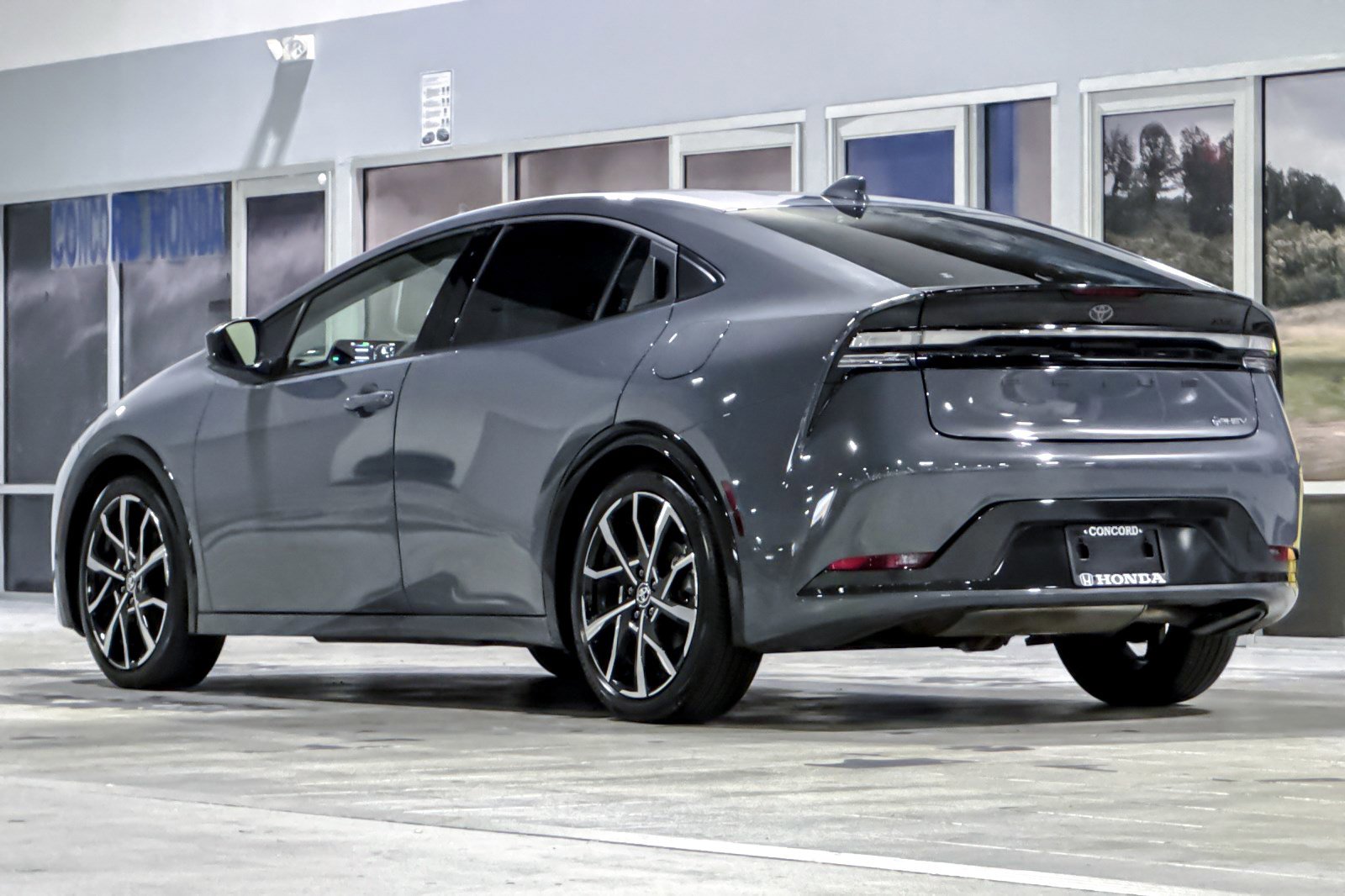 Used 2025 Toyota Prius Plug-In Hybrid image 3
