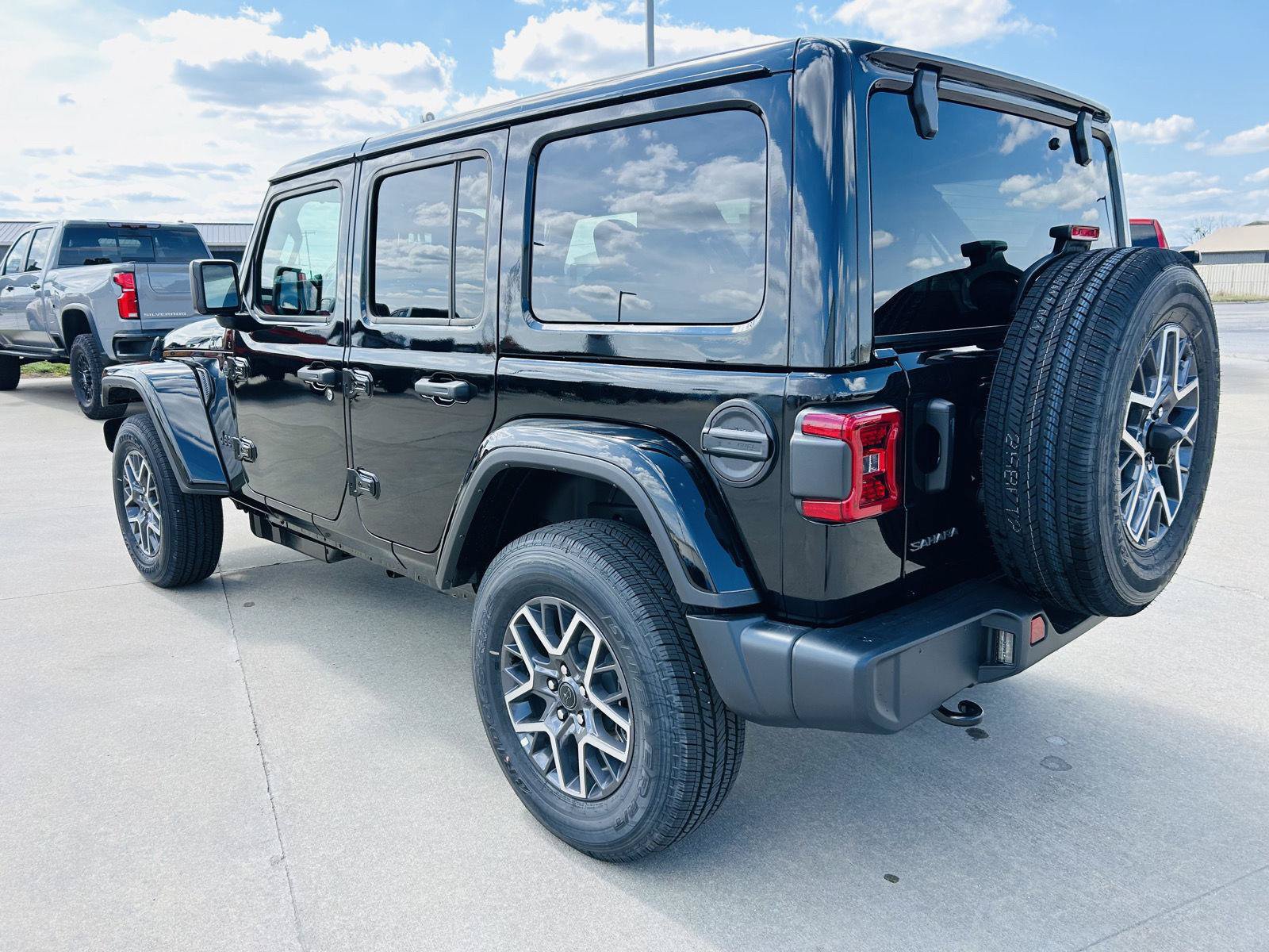 New 2026 Jeep Wrangler Unlimited Sahara w/ Technology Group AWD/4WD image 35