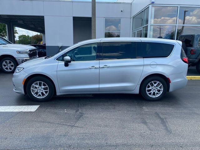 Used 2023 Chrysler Pacifica Touring-L image 6