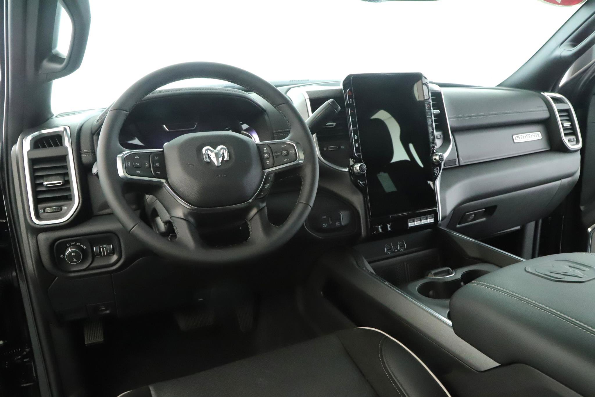 Used 2025 RAM 2500 Laramie AWD/4WD image 2