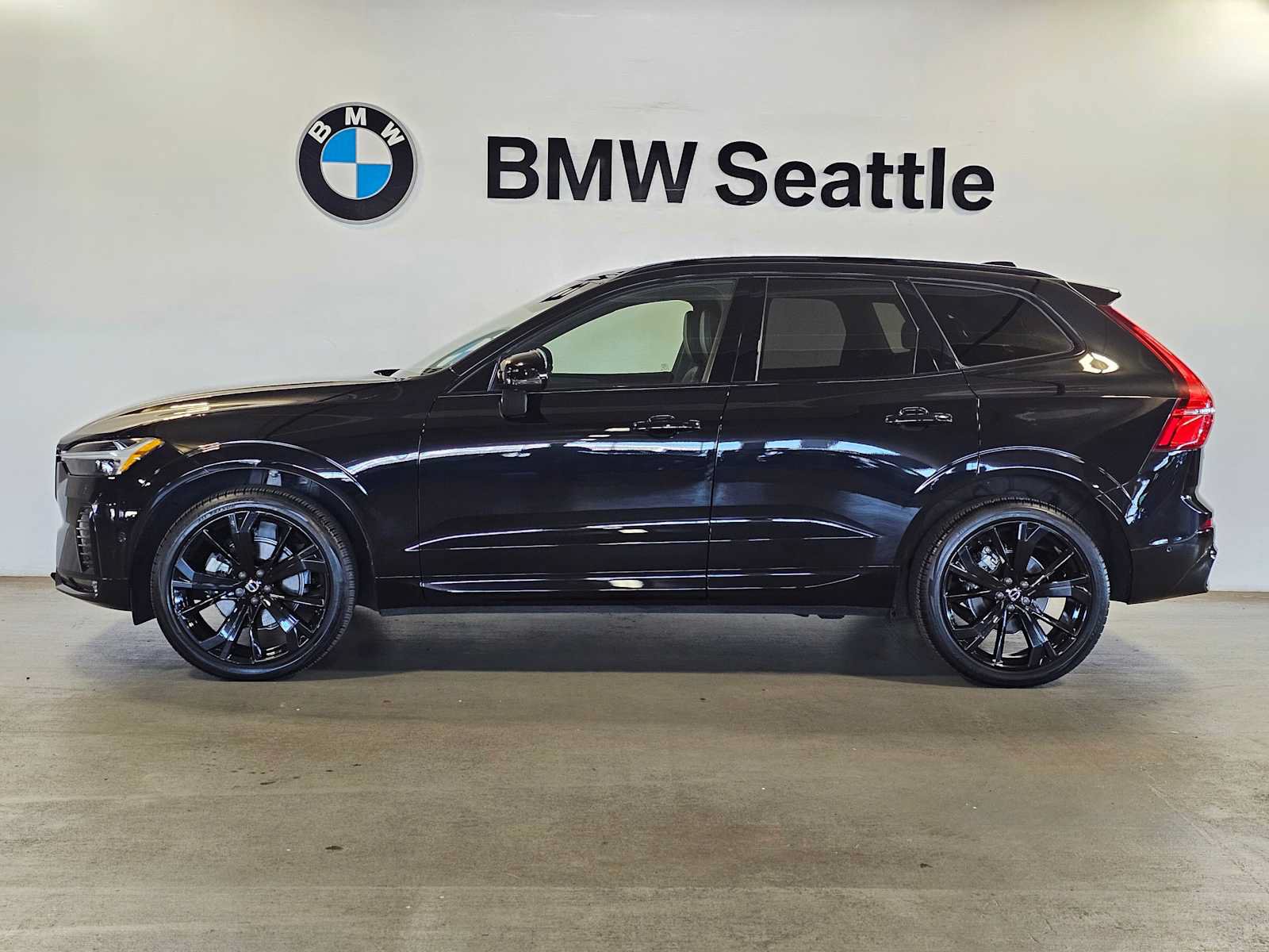 Used 2024 Volvo XC60 B5 Ultimate w/ Protection Package Premier AWD/4WD image 3