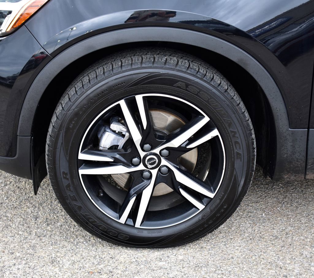 Used 2023 Volvo XC40 B5 Plus image 6