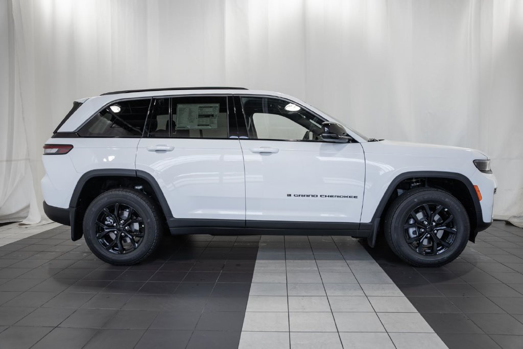 New 2026 Jeep Grand Cherokee Altitude AWD/4WD image 3