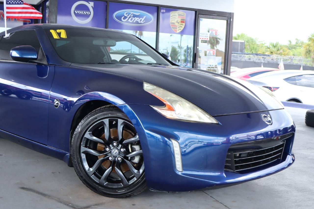 Used 2017 Nissan 370Z Coupe RWD image 2