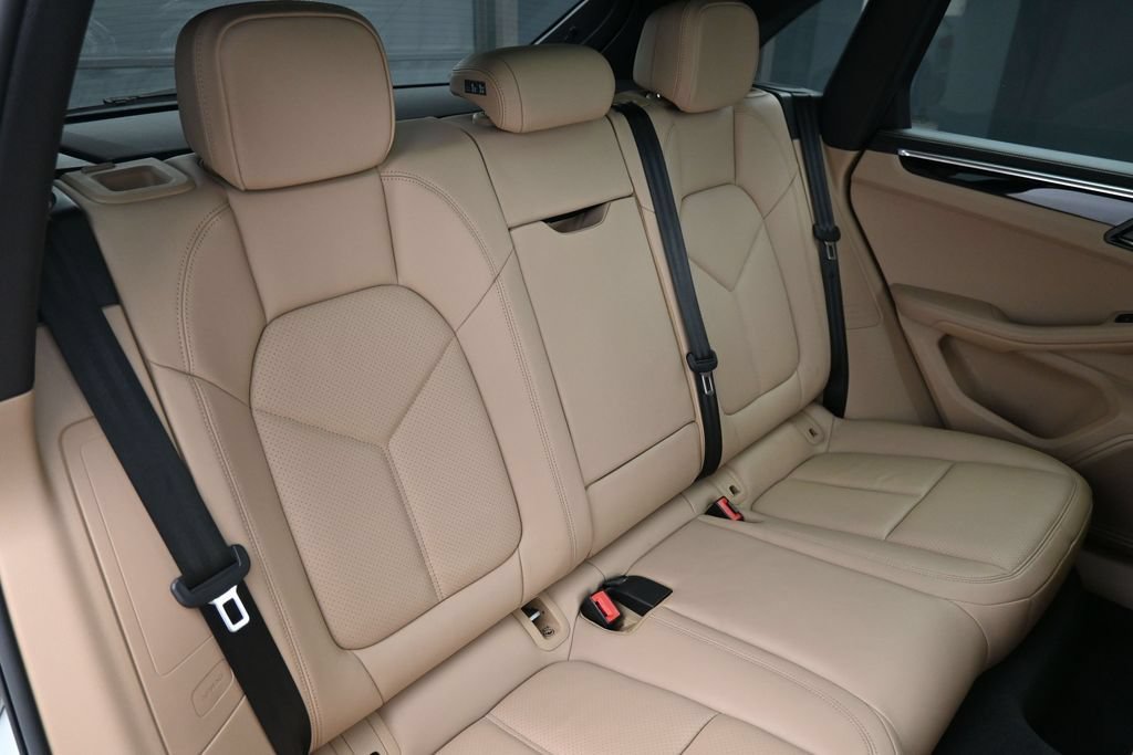 Certified 2024 Porsche Macan AWD/4WD image 29