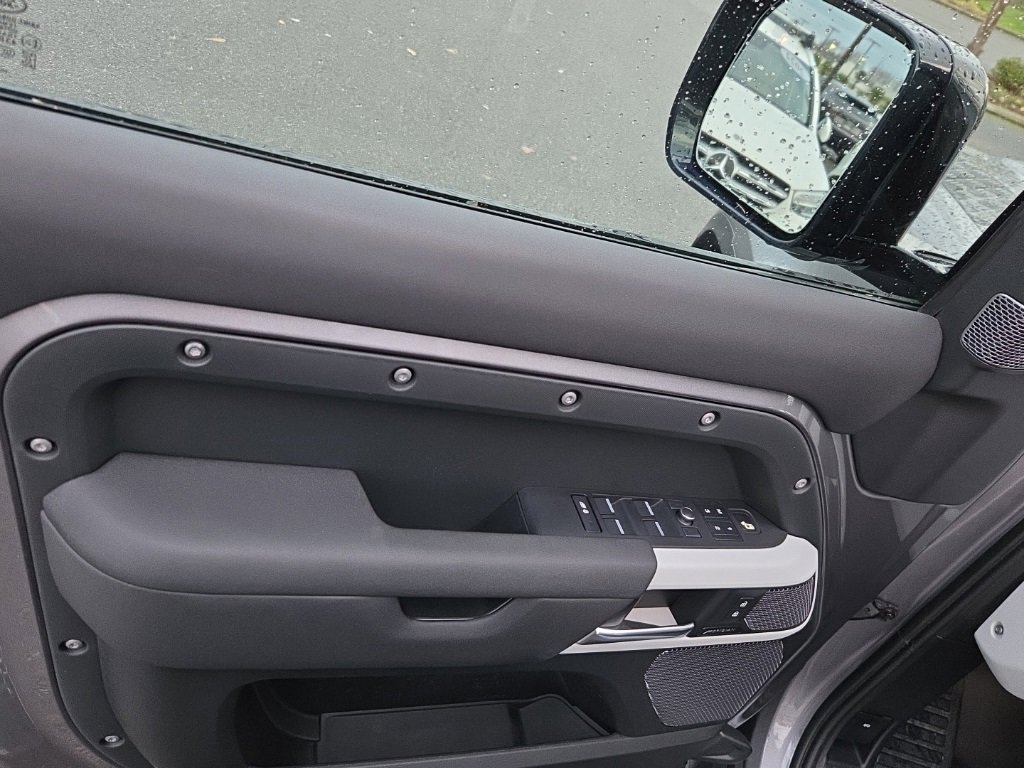 Used 2021 Land Rover Defender 110 SE image 11