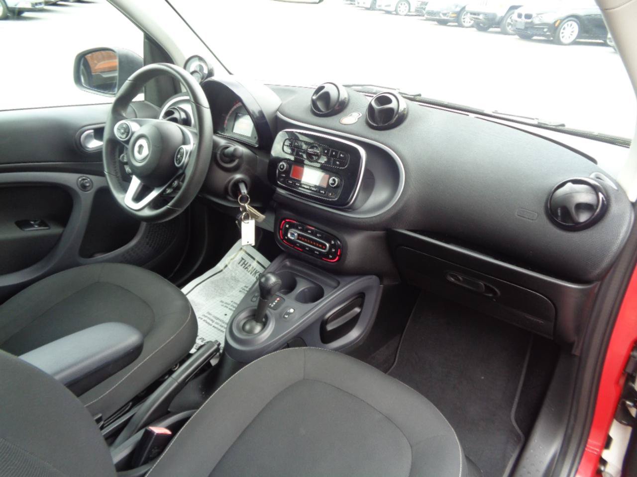 Used 2017 smart fortwo passion RWD image 27