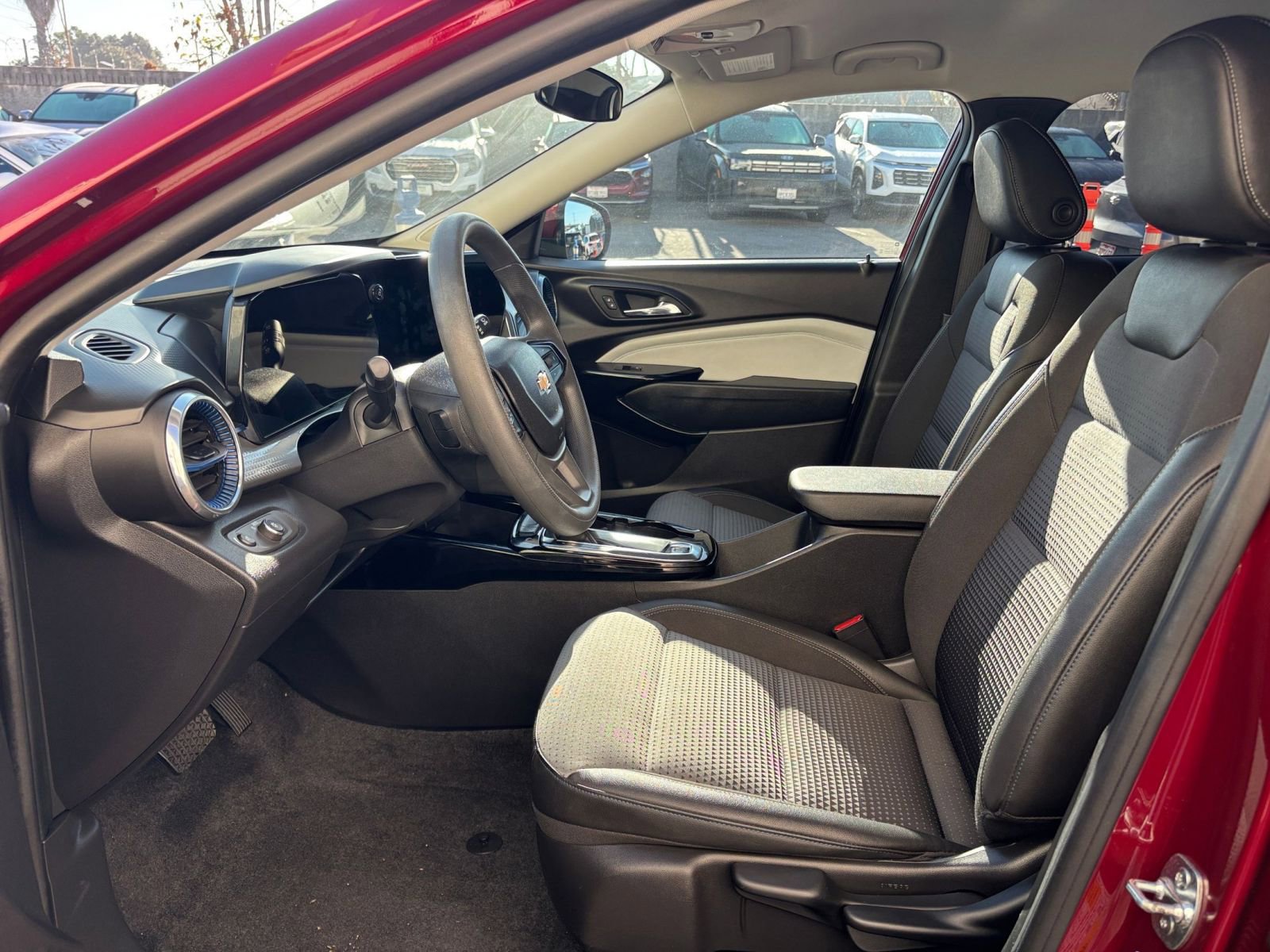 Used 2025 Chevrolet Trax LT image 27