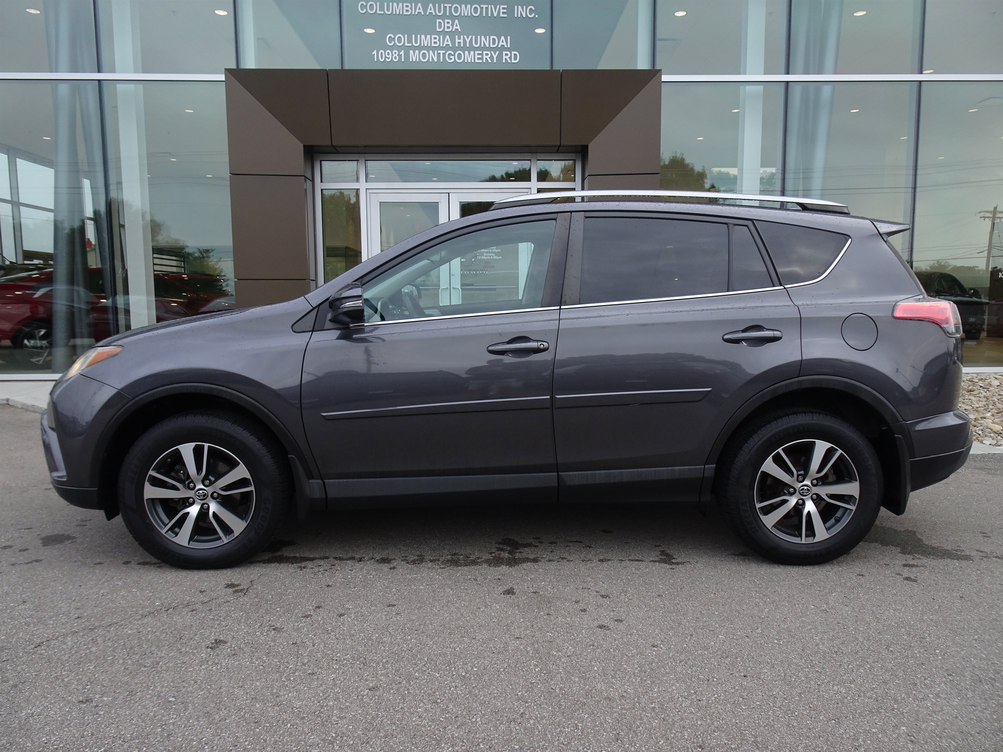 Used 2017 Toyota RAV4 XLE FWD image 2