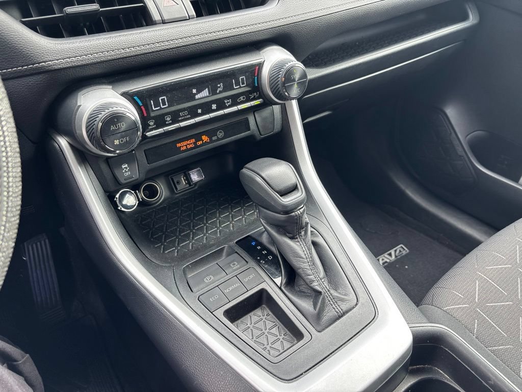 Used 2019 Toyota RAV4 XLE w/ Carpet Mat Package FWD image 20
