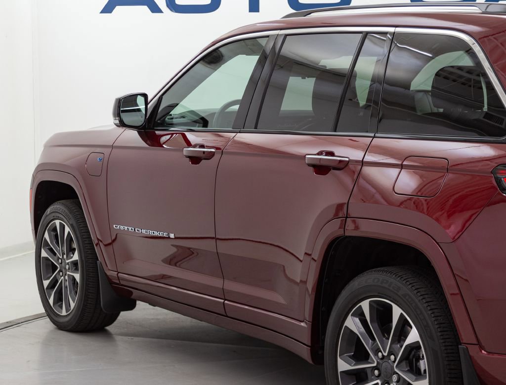 Used 2023 Jeep Grand Cherokee Overland w/ Advanced Protech Group III image 14