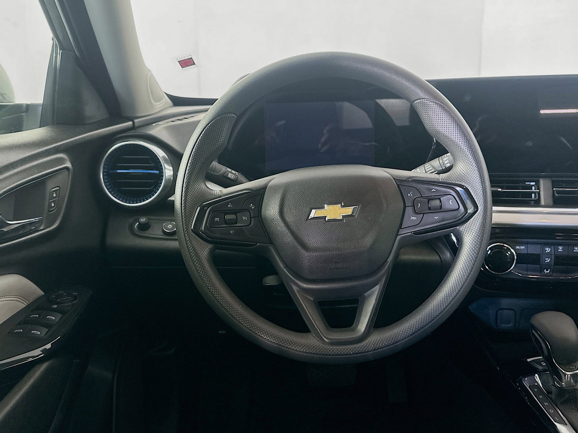 Used 2025 Chevrolet Trax LT FWD image 17