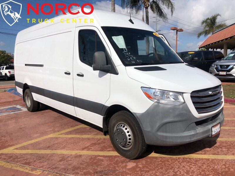 Used 2019 Freightliner Sprinter 3500 RWD image 2