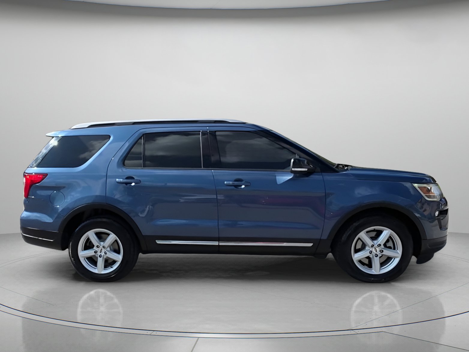 Certified 2018 Ford Explorer XLT w/ Equipment Group 202A image 33