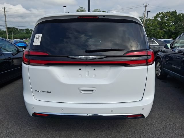Used 2024 Chrysler Pacifica Touring-L FWD image 5