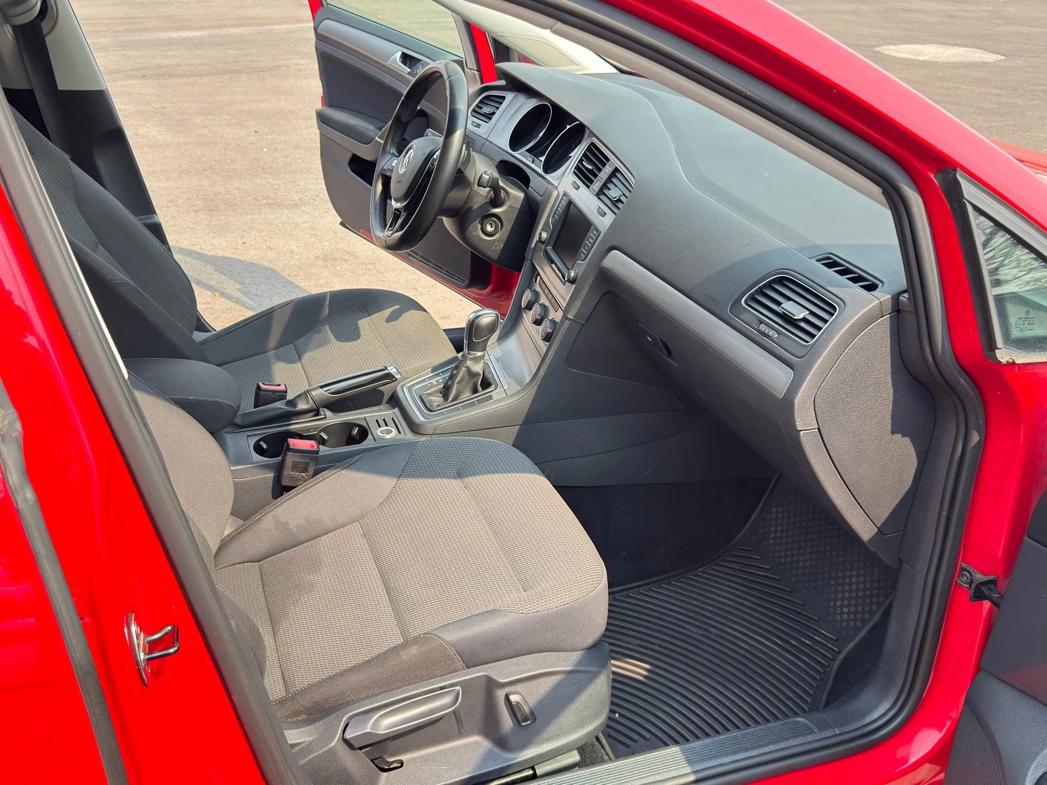 Used 2016 Volkswagen Golf S image 14