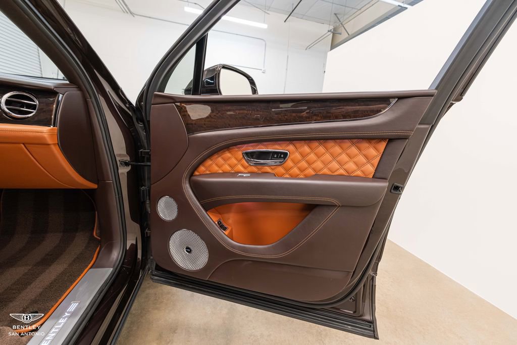 Used 2021 Bentley Bentayga AWD/4WD image 33