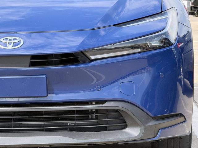 Used 2025 Toyota Prius LE FWD image 8