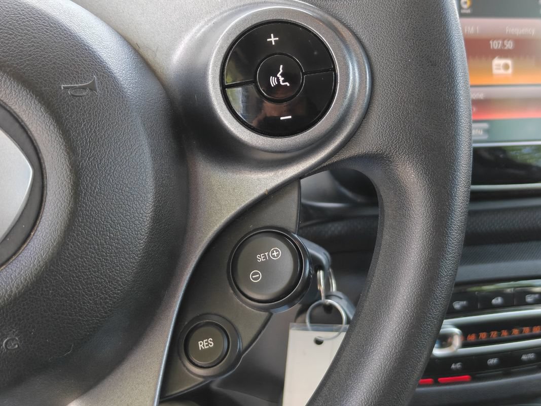 Used 2016 smart fortwo passion RWD image 23