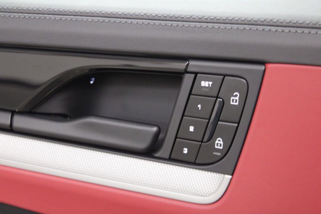 Certified 2025 Porsche Cayenne Coupe image 18