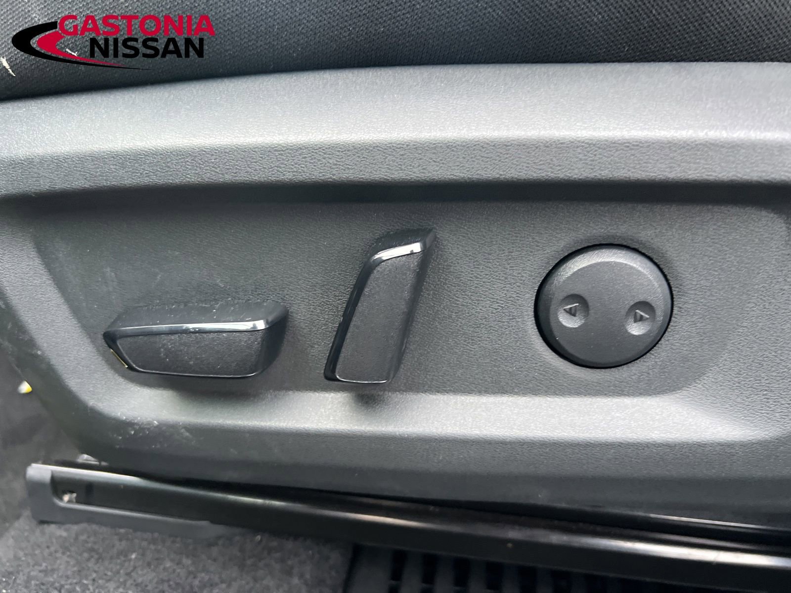 Used 2023 Nissan Rogue SV image 40