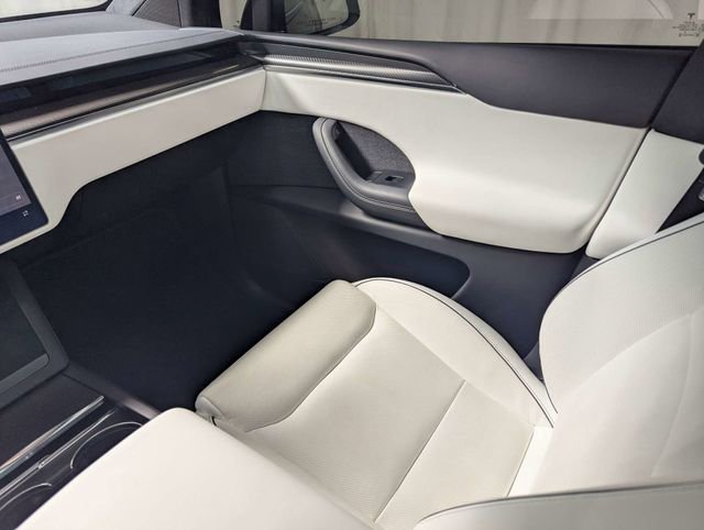 Used 2022 Tesla Model X Plaid image 8