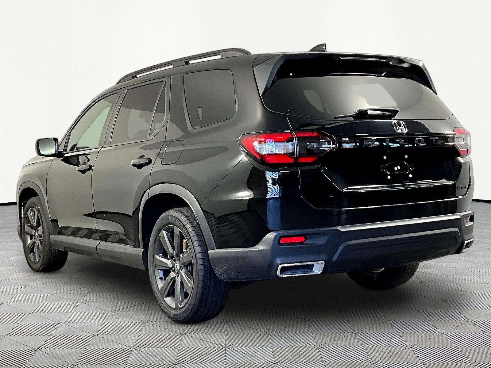 Used 2025 Honda Pilot Sport image 4