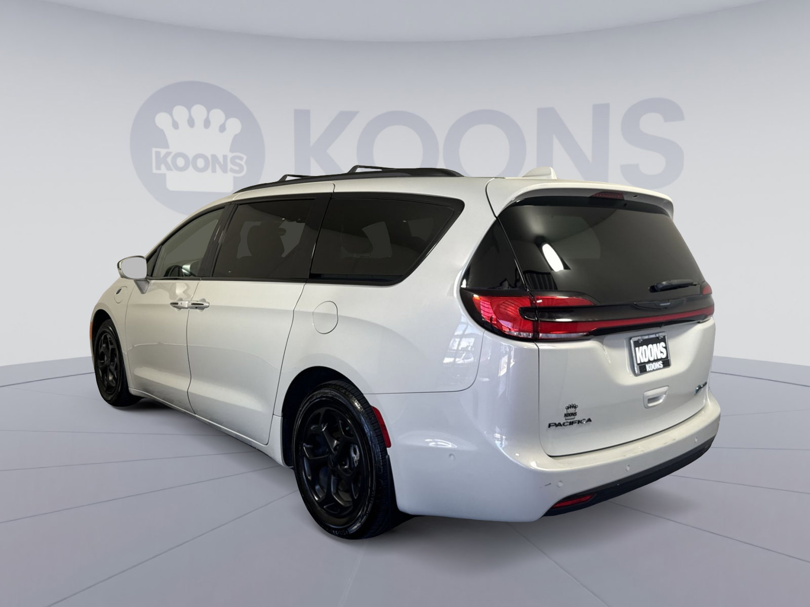 Used 2021 Chrysler Pacifica Limited w/ Uconnect Theater Family Group FWD image 4