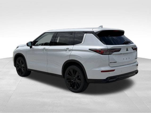 New 2026 Mitsubishi Outlander LE FWD image 3