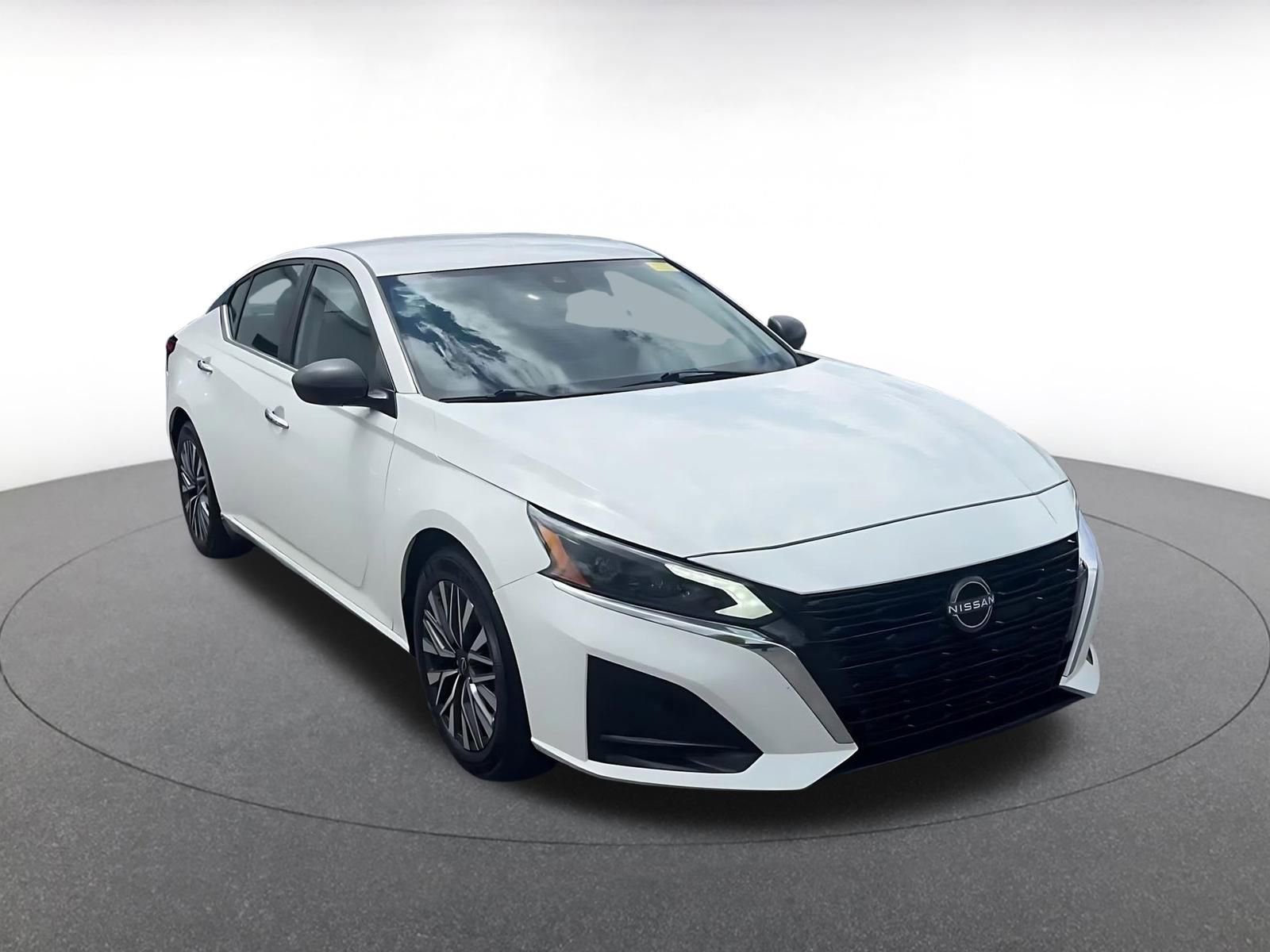 Used 2025 Nissan Altima 2.5 SV FWD image 2