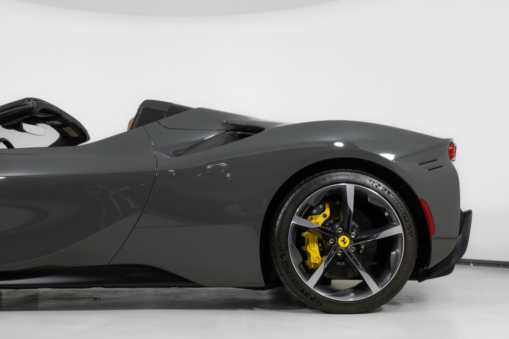 Used 2023 Ferrari SF90 Spider image 16