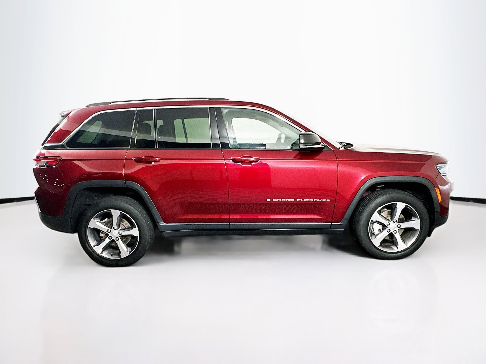 Used 2023 Jeep Grand Cherokee Limited AWD/4WD image 10