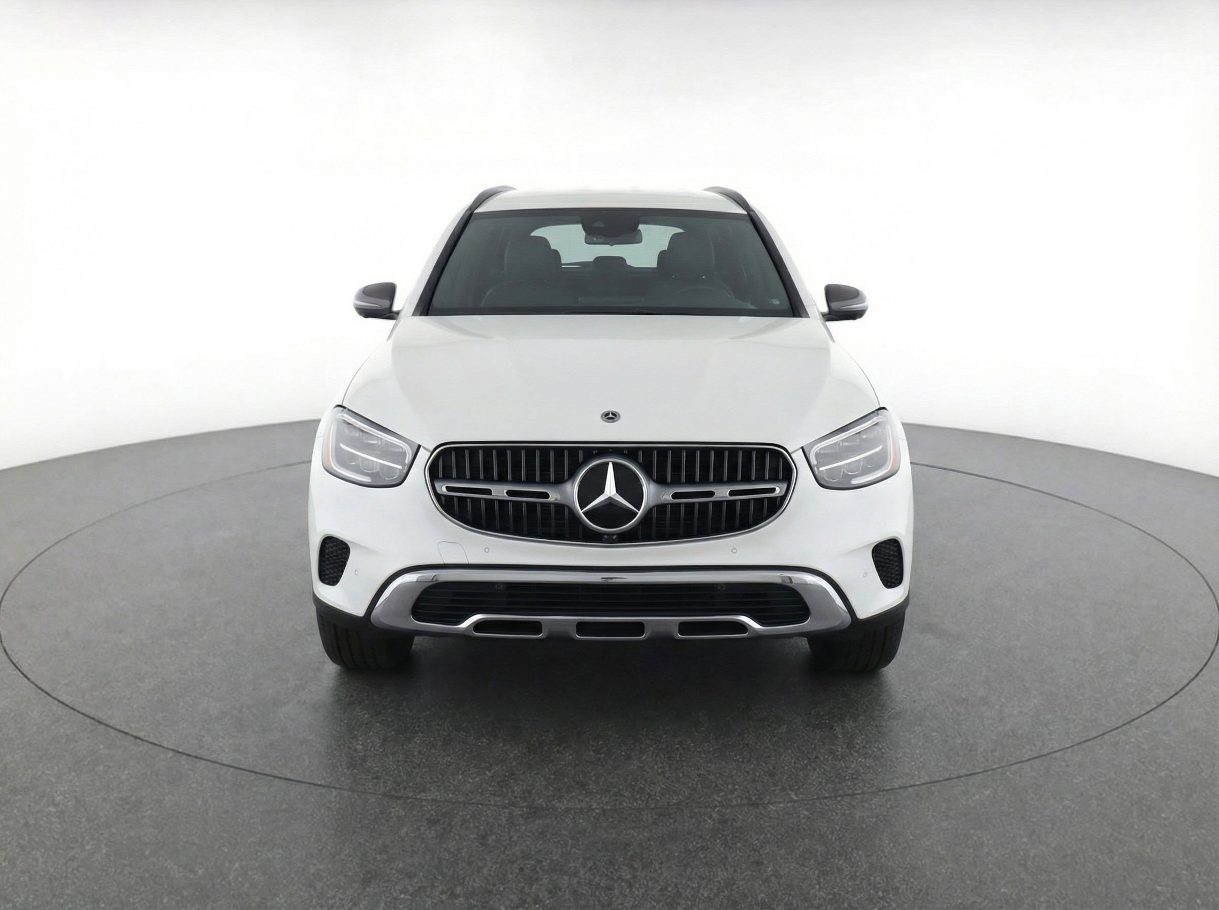 Used 2024 Mercedes-Benz GLC 300 4MATIC image 2