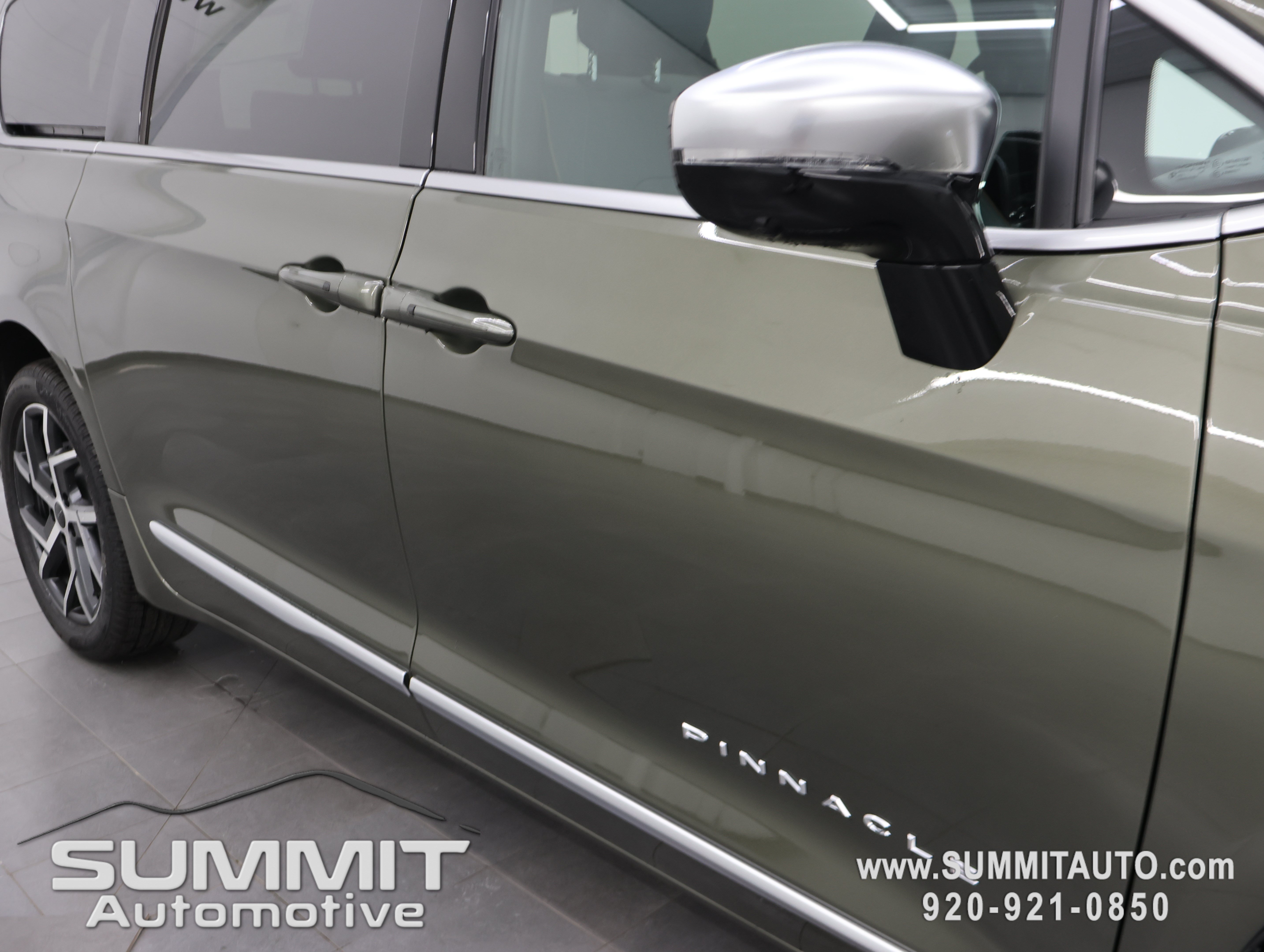 New 2027 Chrysler Pacifica Pinnacle w/ Theater Group AWD/4WD image 30