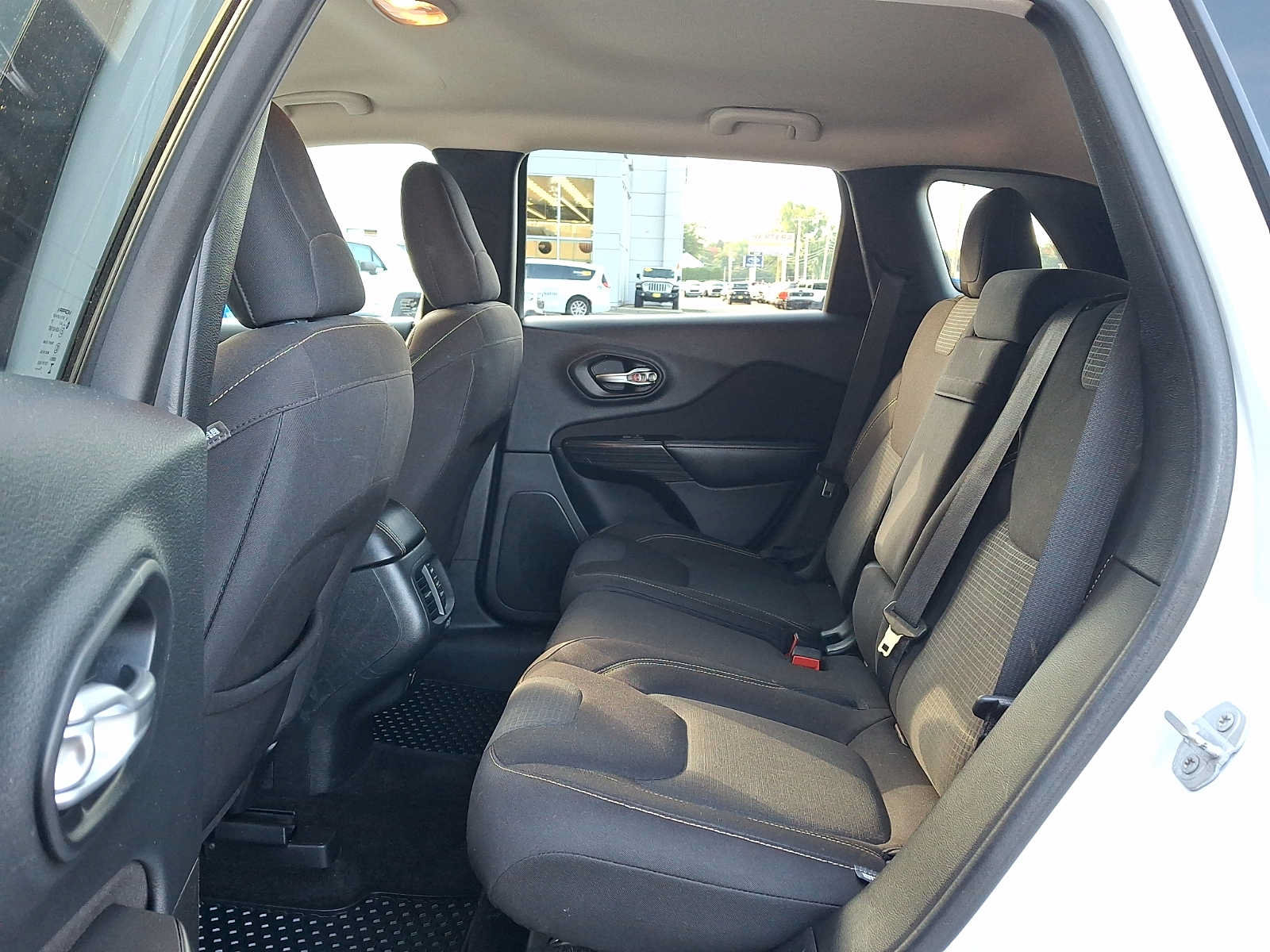 Used 2016 Jeep Cherokee Latitude AWD/4WD image 10