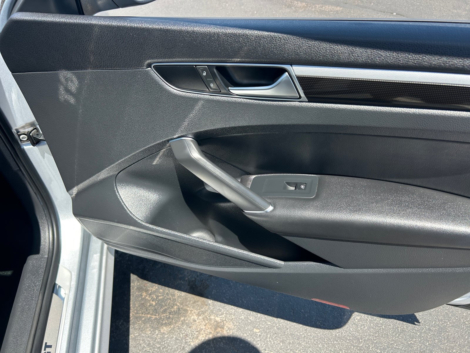 Used 2018 Volkswagen Passat GT FWD image 16